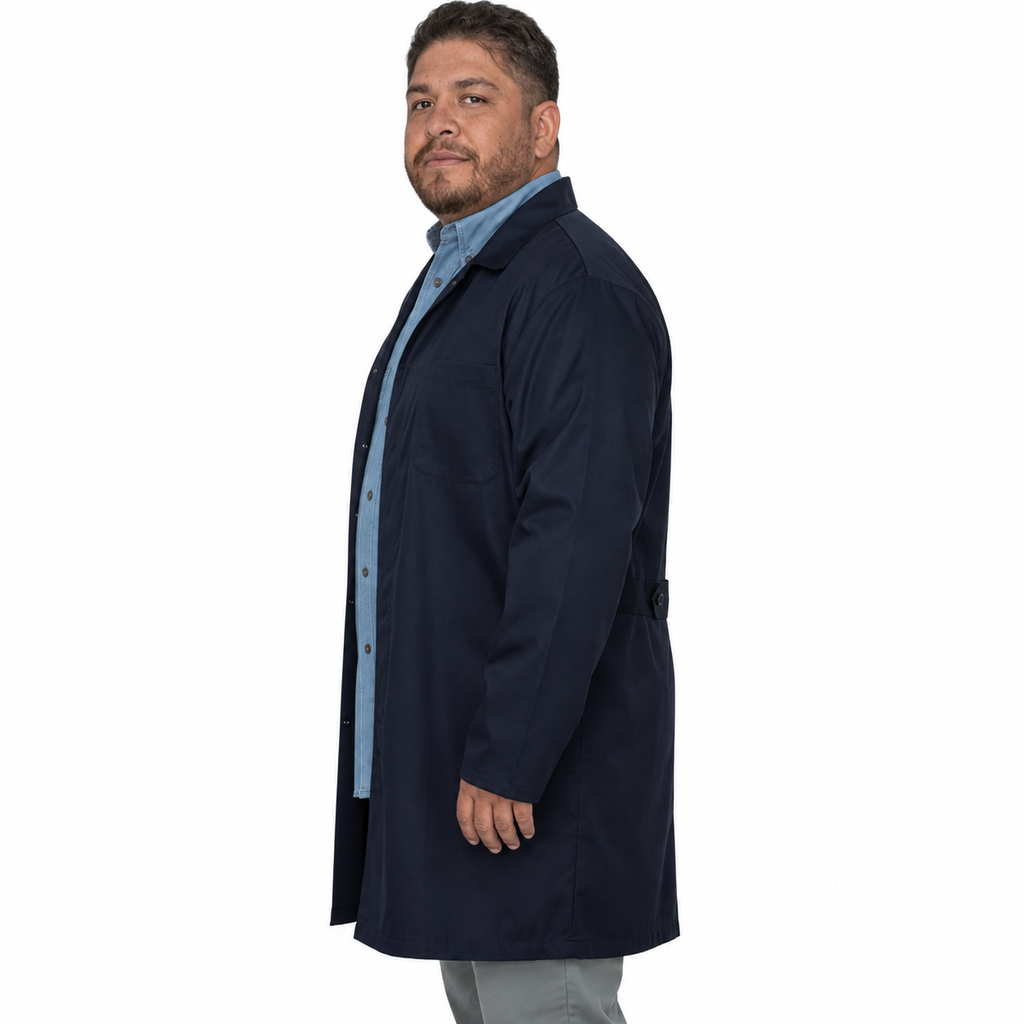 Bata industrial Beaver unisex azul marino 44-46, perfil izquierdo con modelo de sonrisa discreta