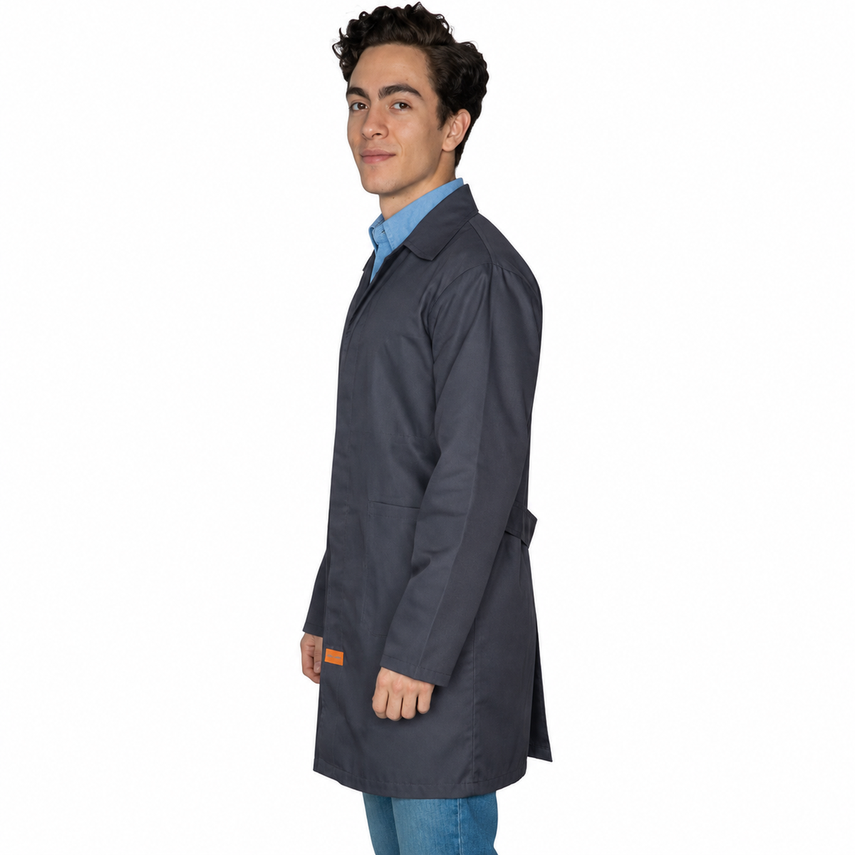 Bata industrial Beaver unisex gris Oxford 30-42, perfil izquierdo con modelo de sonrisa discreta | color:gris-oxford