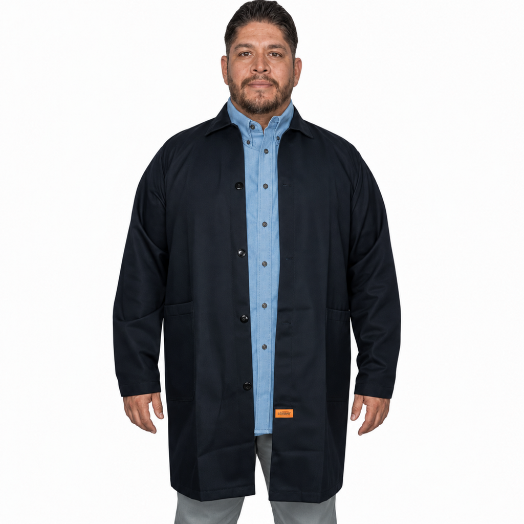 Bata industrial Beaver unisex negra 44-46, vista frontal con modelo de sonrisa discreta