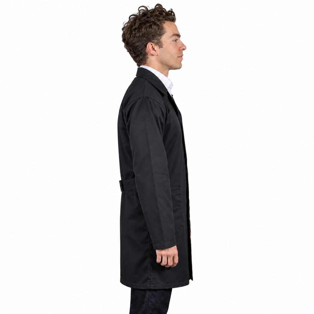Bata industrial Beaver unisex negra, perfil derecho con modelo