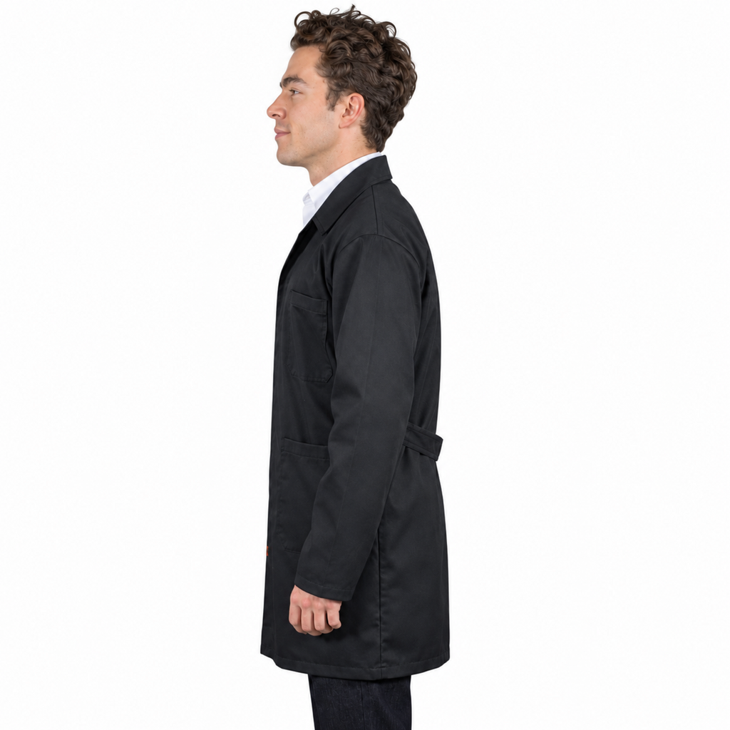 Bata industrial Beaver unisex negra, perfil izquierdo con modelo