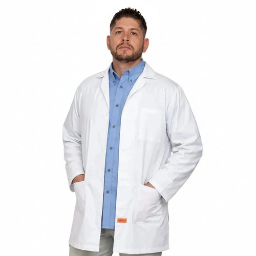 Bata de laboratorio Beaver Clínica Industrial blanca, vista frontal en modelo de talla extra | color:blanca