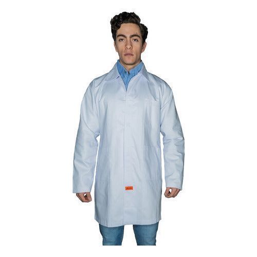 Bata de laboratorio Beaver Clínica Industrial blanca, vista frontal cerrada en modelo | color:blanca
