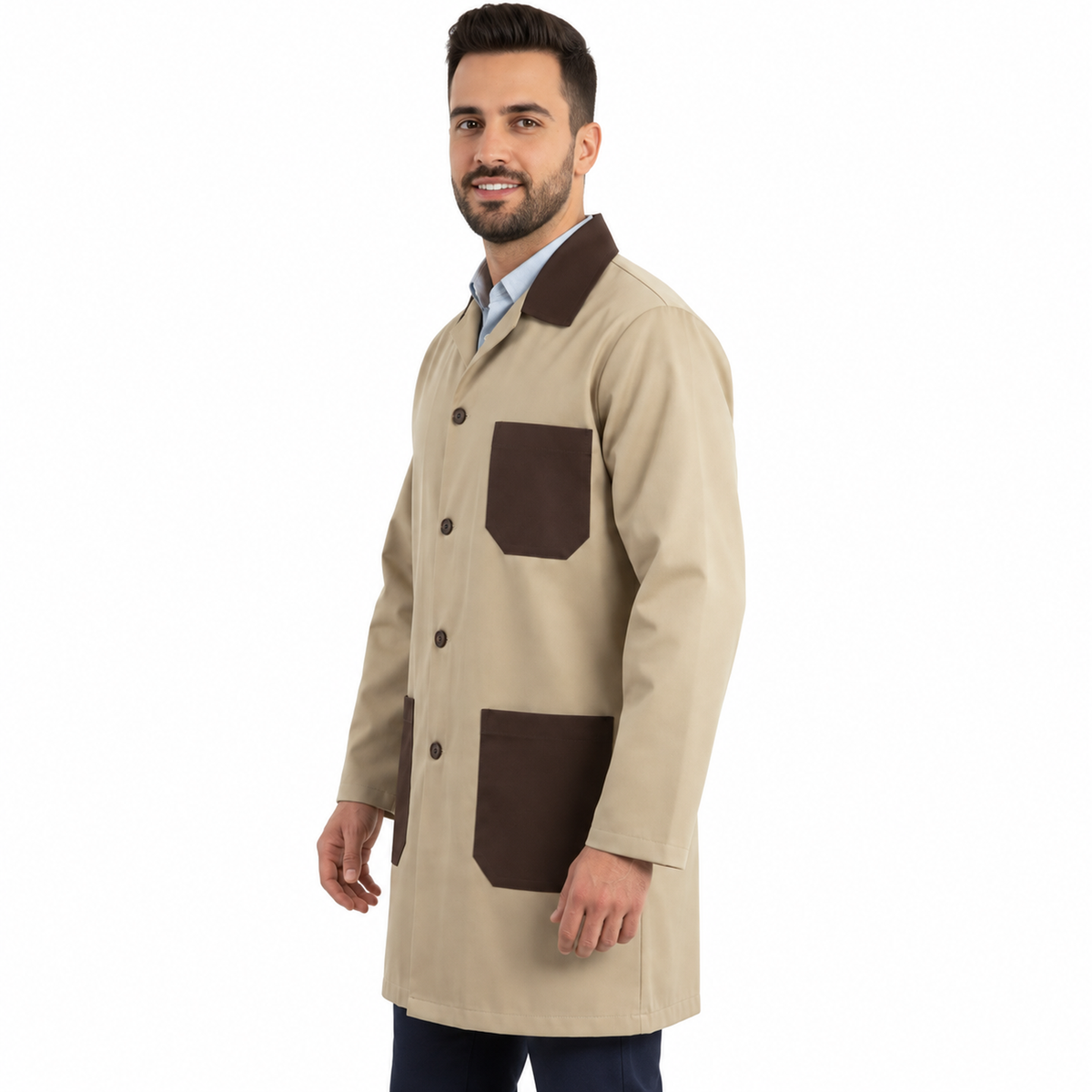 Bata técnica Beaver unisex beige con café, perfil izquierdo con modelo de sonrisa discreta | color:beige-con-cafe