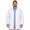 Bata de laboratorio Beaver Clínica Industrial para hombre blanca, frontal en modelo de talla extra | color:blanca