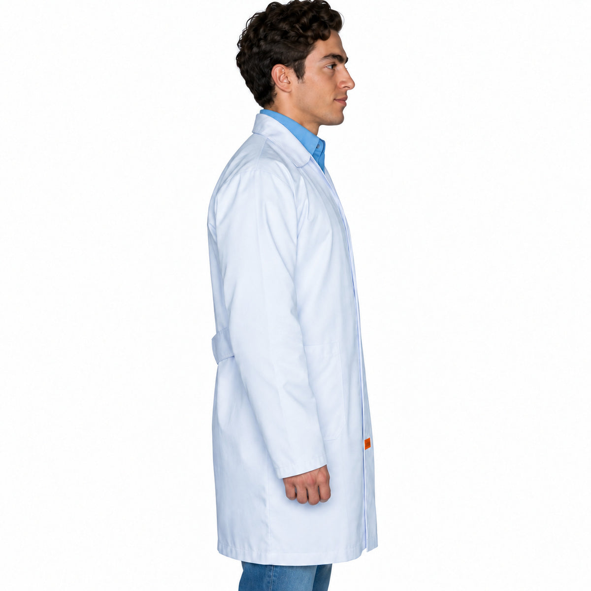 Bata de laboratorio Beaver Clínica Industrial para hombre blanca, perfil derecho en modelo | color:blanca