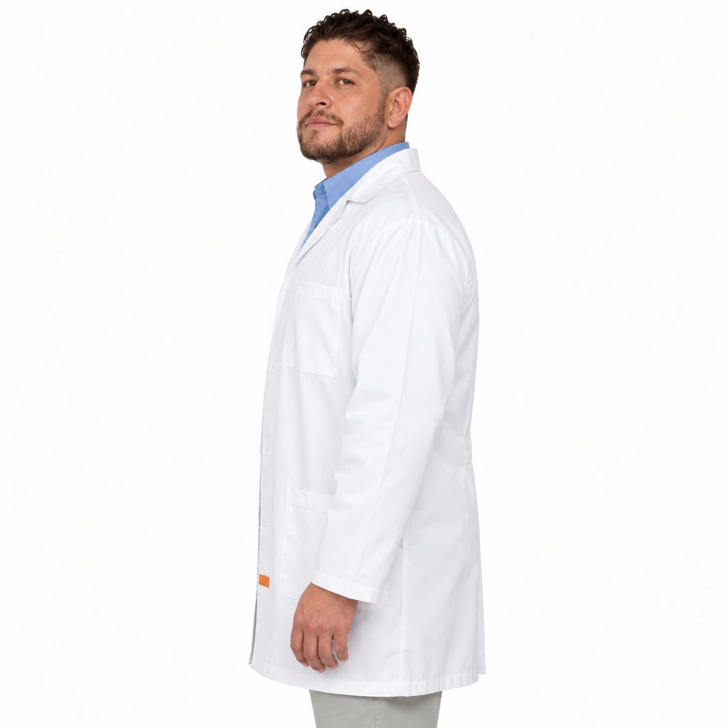 Bata de laboratorio Beaver Clínica Industrial para hombre blanca, perfil izquierdo en modelo de talla extra