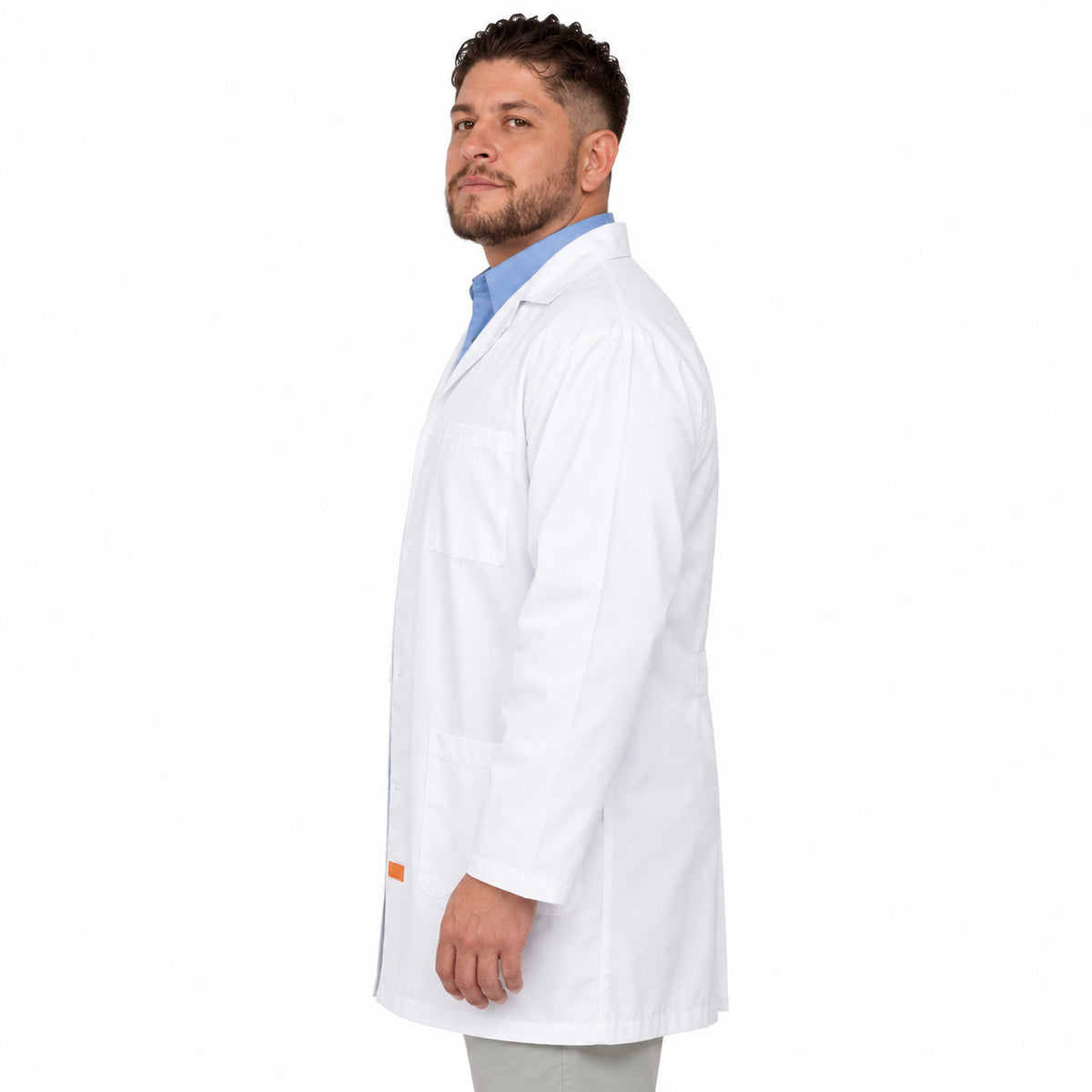Bata de laboratorio Beaver Clínica Industrial para hombre blanca, perfil izquierdo en modelo de talla extra | color:blanca