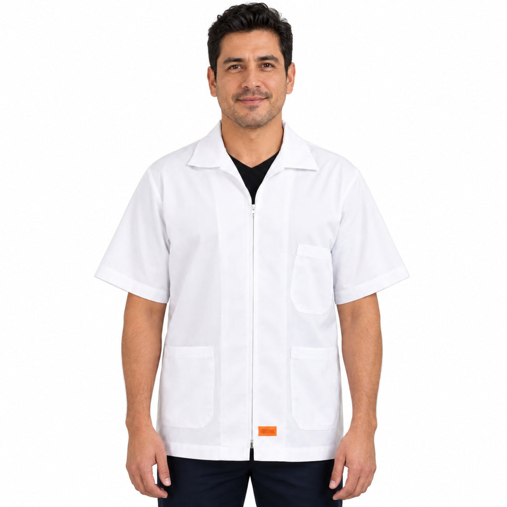 Filipina clínica Beaver blanca para hombre, vista frontal con modelo, cierre y tres bolsillos | Color: Blanca #color_blanca