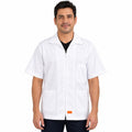Filipina clínica Beaver blanca para hombre, vista frontal con modelo, cierre y tres bolsillos | Color: Blanca #color_blanca