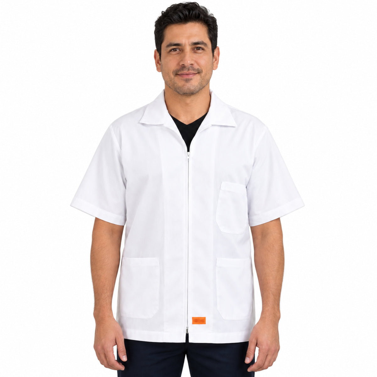 Filipina clínica Beaver blanca para hombre, vista frontal con modelo, cierre y tres bolsillos | Color: Blanca #color_blanca