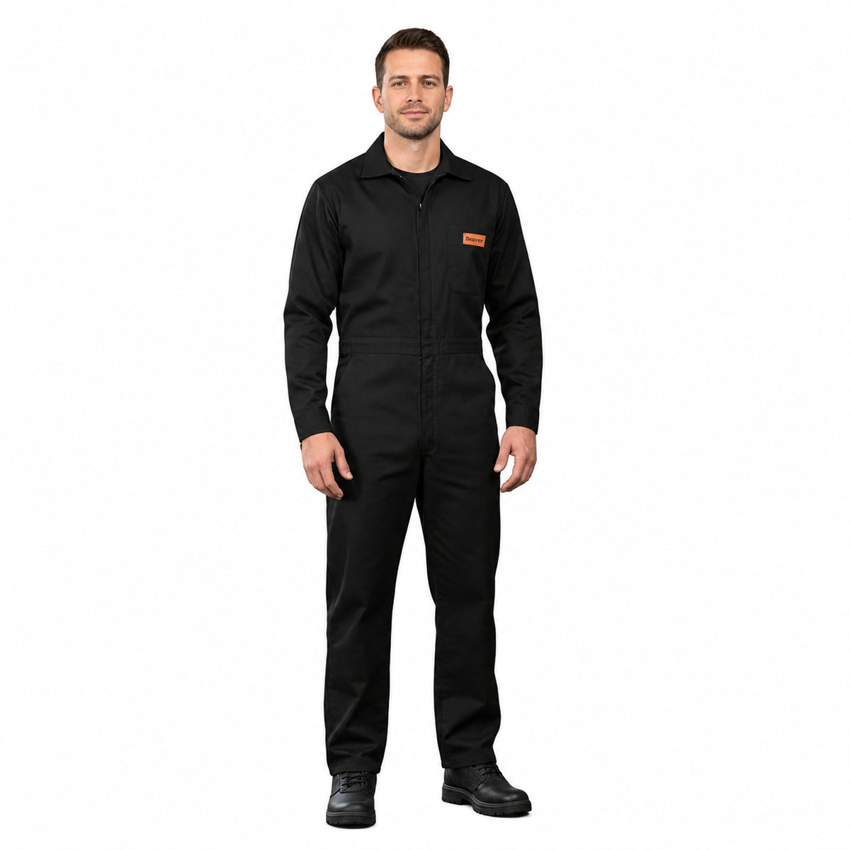 Overol industrial Beaver tipo mecánico para hombre negro, vista frontal con modelo y etiqueta naranja | color:negro