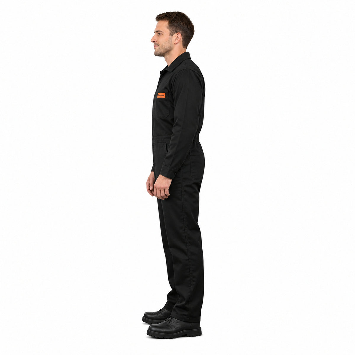 Overol industrial Beaver tipo mecánico para hombre negro, perfil izquierdo con modelo y etiqueta naranja | color:negro