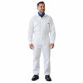 Overol de gabardina Beaver blanco para hombre, frente con modelo y etiqueta naranja | Color: Blanco #color_blanco