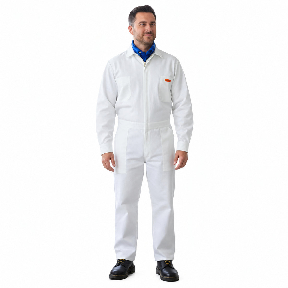 Overol de gabardina Beaver blanco para hombre, frente con modelo y etiqueta naranja | Color: Blanco #color_blanco