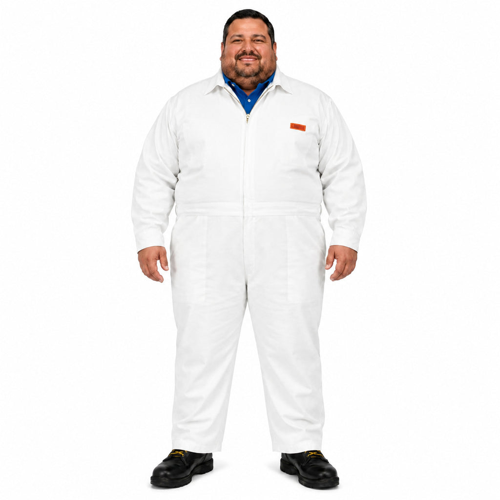Overol de gabardina Beaver blanco para hombre, frente con modelo de talla extra y etiqueta naranja | Color: Blanco #color_blanco
