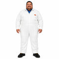 Overol de gabardina Beaver blanco para hombre, frente con modelo de talla extra y etiqueta naranja | Color: Blanco #color_blanco