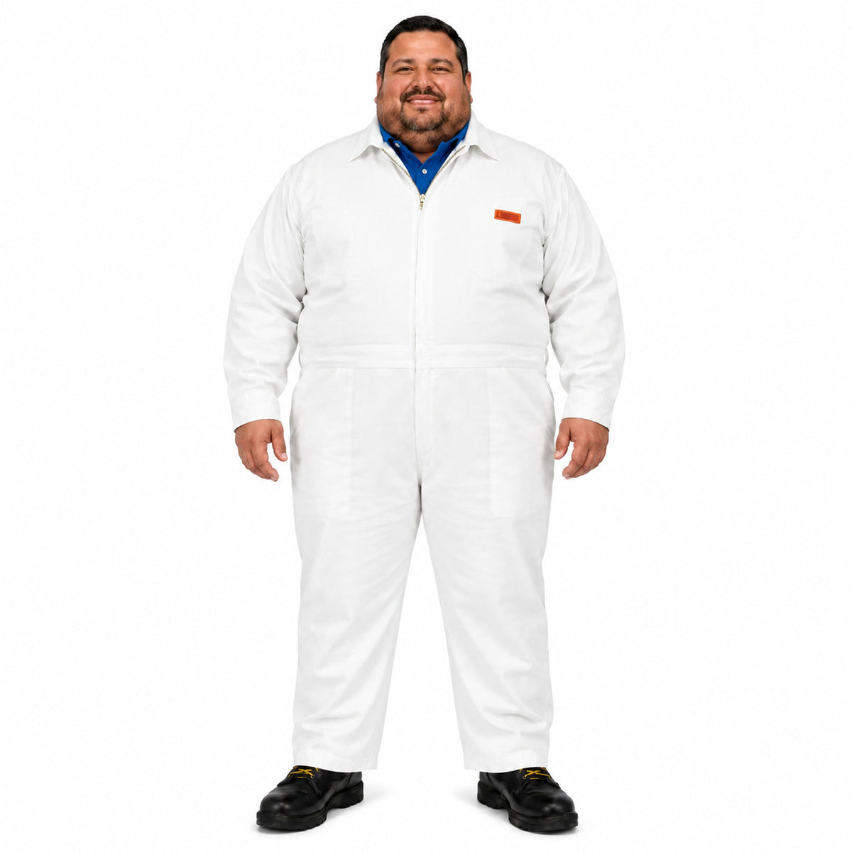 Overol de gabardina Beaver blanco para hombre, frente con modelo de talla extra y etiqueta naranja | Color: Blanco #color_blanco