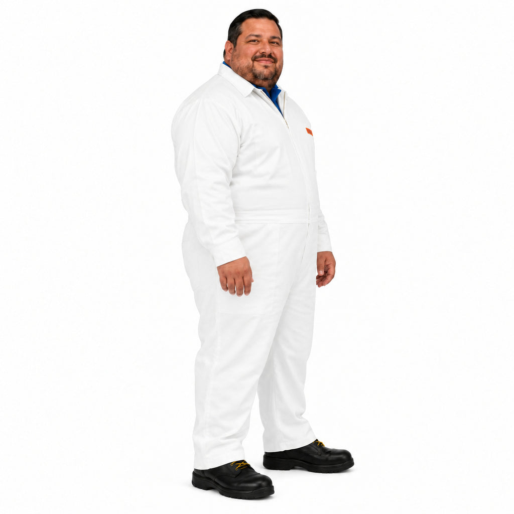 Overol de gabardina Beaver blanco para hombre, perfil derecho con modelo de talla extra | Color: Blanco #color_blanco
