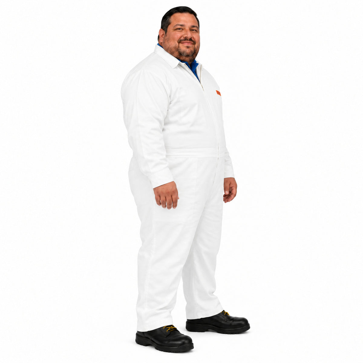 Overol de gabardina Beaver blanco para hombre, perfil derecho con modelo de talla extra | Color: Blanco #color_blanco