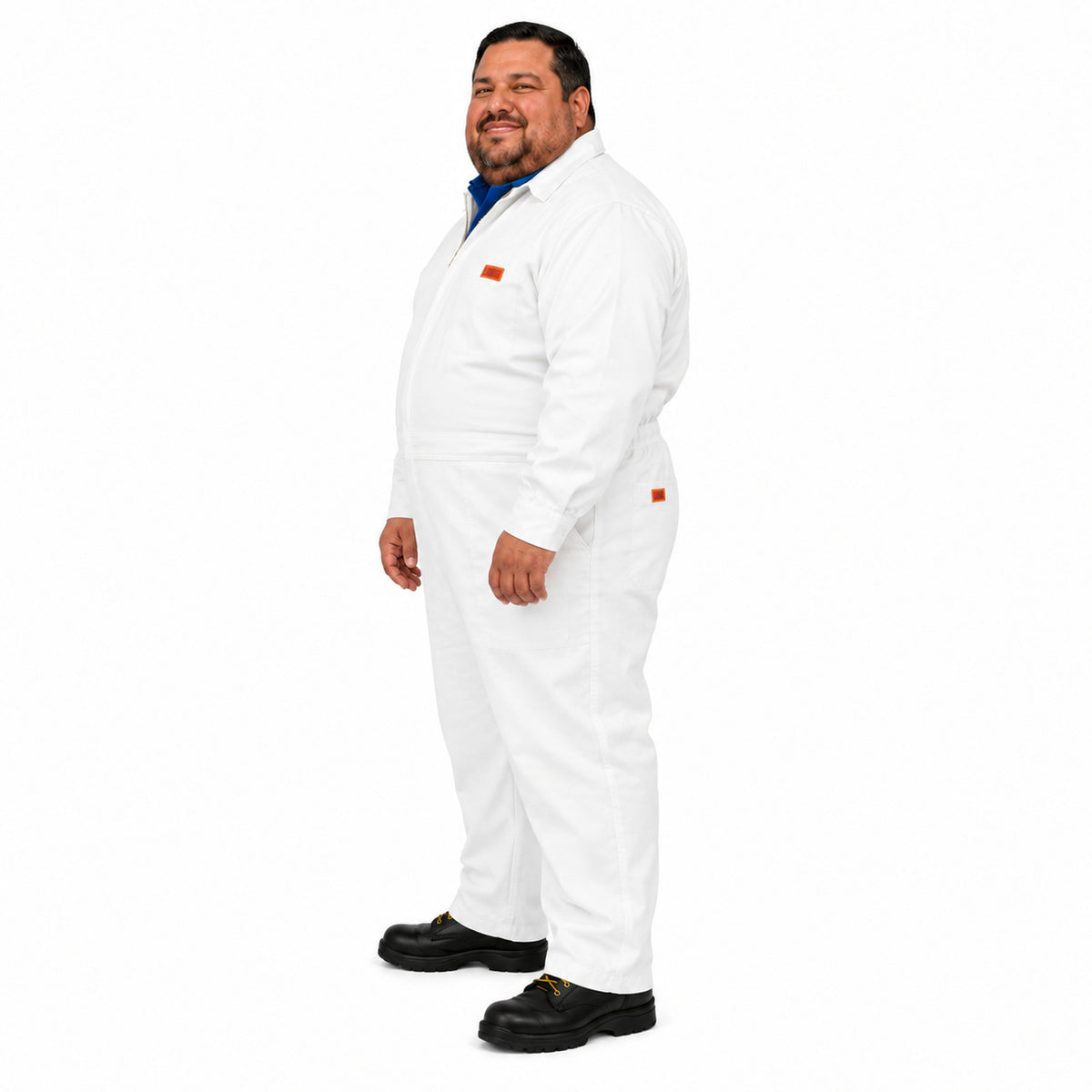 Overol de gabardina Beaver blanco para hombre, perfil izquierdo con modelo de talla extra | Color: Blanco #color_blanco