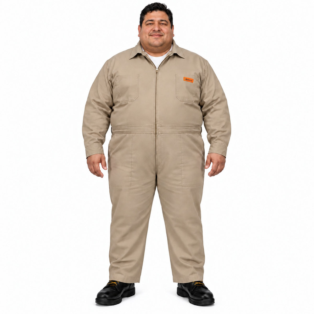 Overol industrial Beaver de gabardina 100% algodón khaki tipo Pemex para hombre en tallas extra, frente con modelo sin barba | color:khaki
