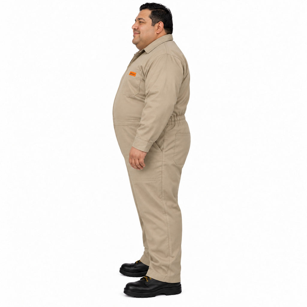 Overol industrial Beaver de gabardina 100% algodón khaki tipo Pemex para hombre en tallas extra, perfil izquierdo con modelo