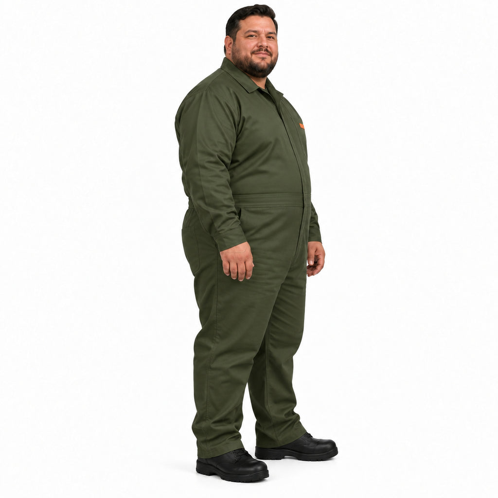 Overol Beaver de gabardina para hombre verde olivo talla extra, perfil derecho con modelo