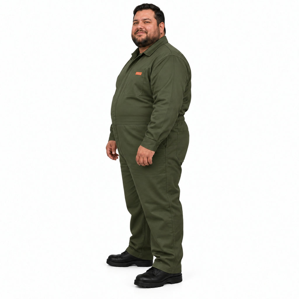 Overol Beaver de gabardina para hombre verde olivo talla extra, perfil izquierdo con modelo