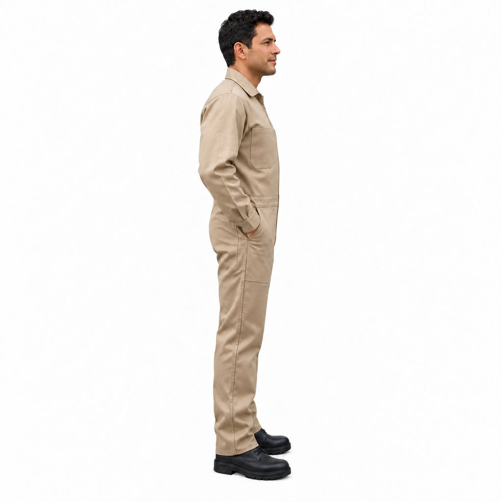 Overol industrial Beaver para hombre khaki, perfil derecho con modelo