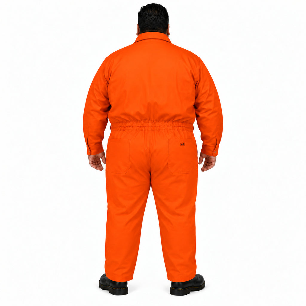 Overol industrial Beaver para hombre naranja Pemex talla extra, vista posterior con modelo