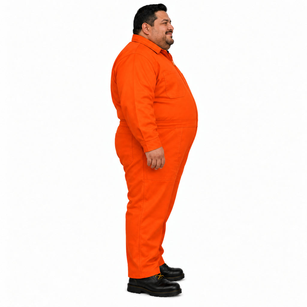 Overol industrial Beaver para hombre naranja Pemex talla extra, perfil derecho con modelo