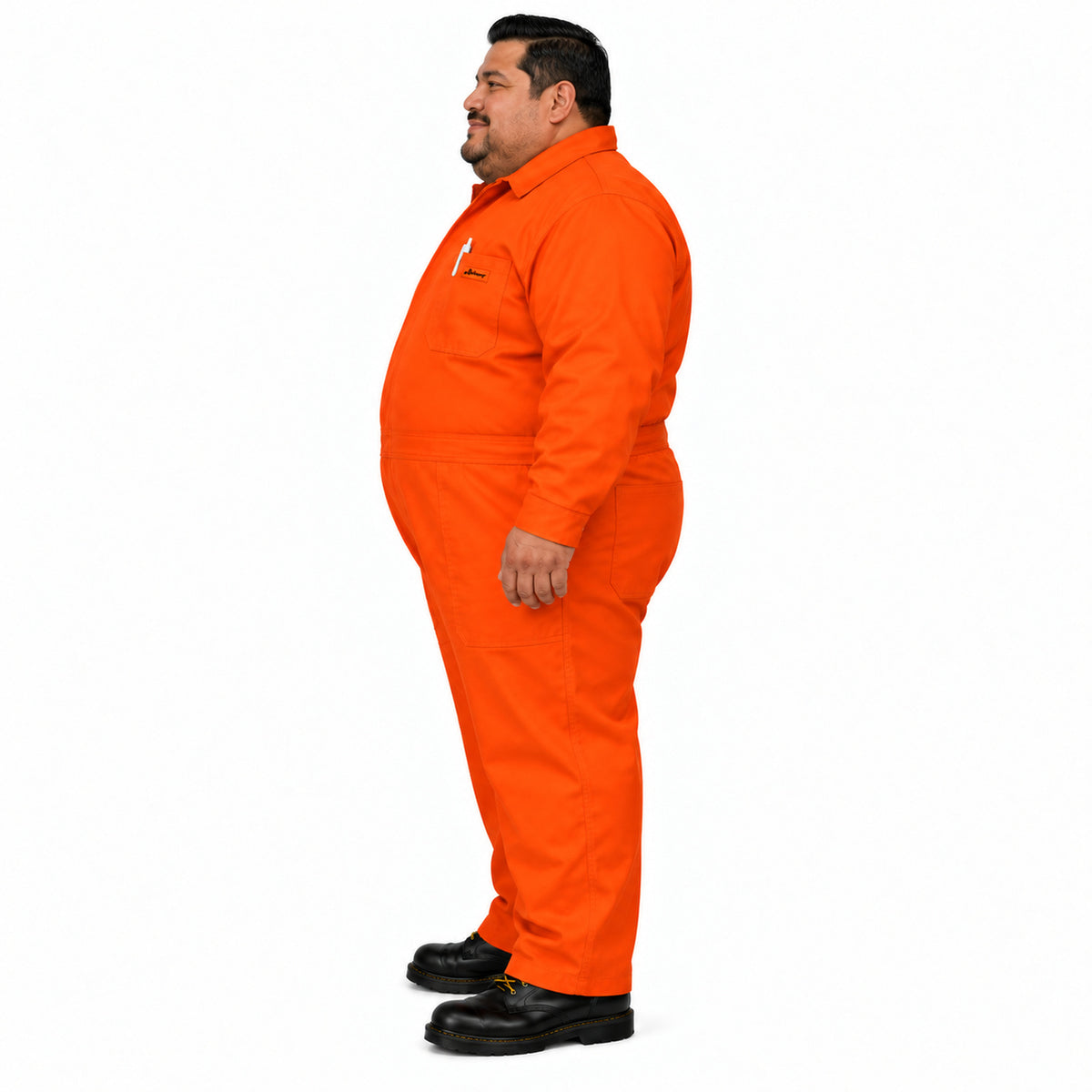 Overol industrial Beaver para hombre naranja Pemex talla extra, perfil izquierdo con modelo | color:naranja