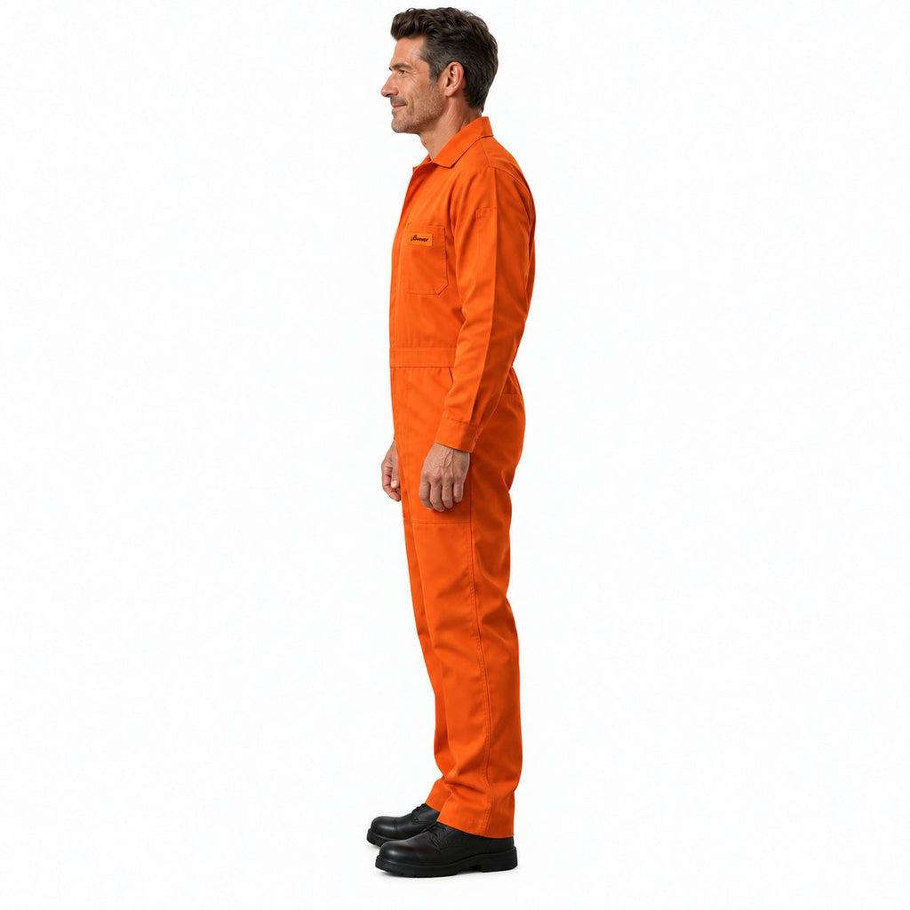 Overol industrial Beaver para hombre naranja tipo Pemex, perfil izquierdo con modelo