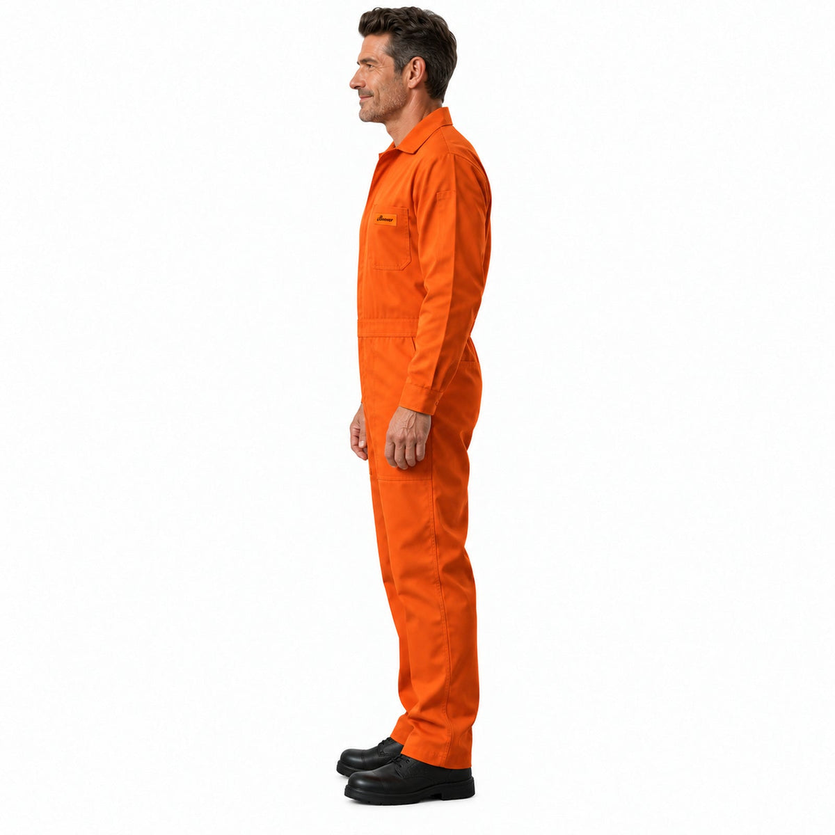 Overol industrial Beaver para hombre naranja tipo Pemex, perfil izquierdo con modelo | color:naranja