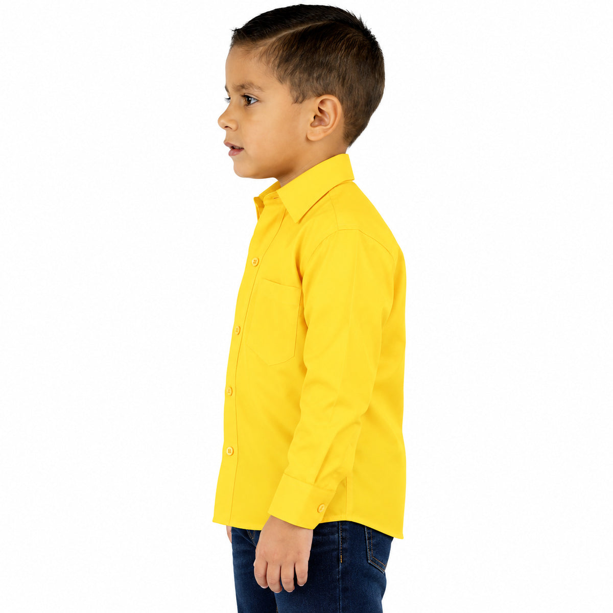 Camisa de vestir infantil mango Rodolfo Valentini, perfil izquierdo desfajada con pantalón de mezclilla. | color:mango-rodolfo