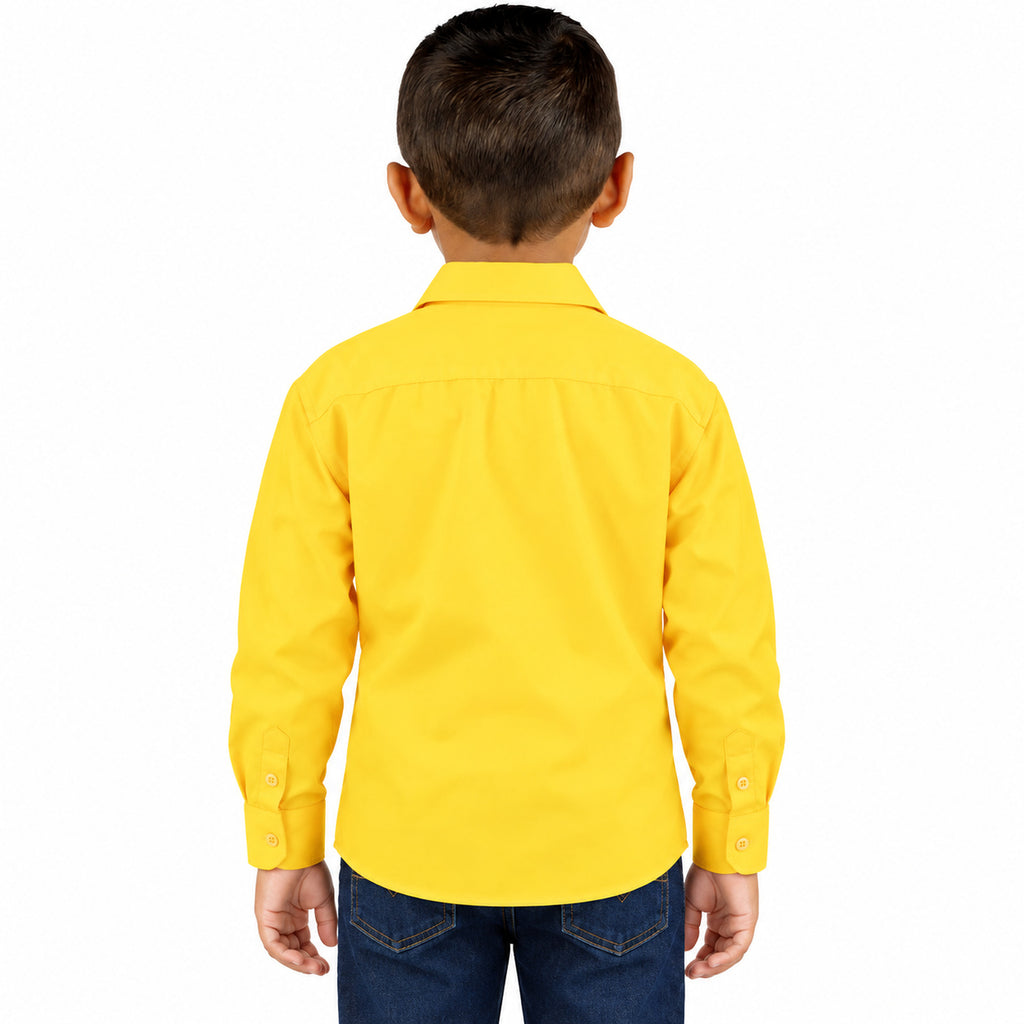 Camisa de vestir infantil mango Rodolfo Valentini, espalda desfajada con pantalón de mezclilla.