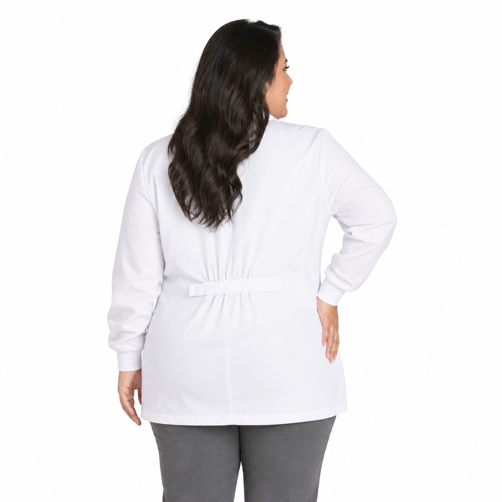 Bata corta médica Cherokee 1302 para mujer talla extra blanca, vista posterior con cinta ajustable