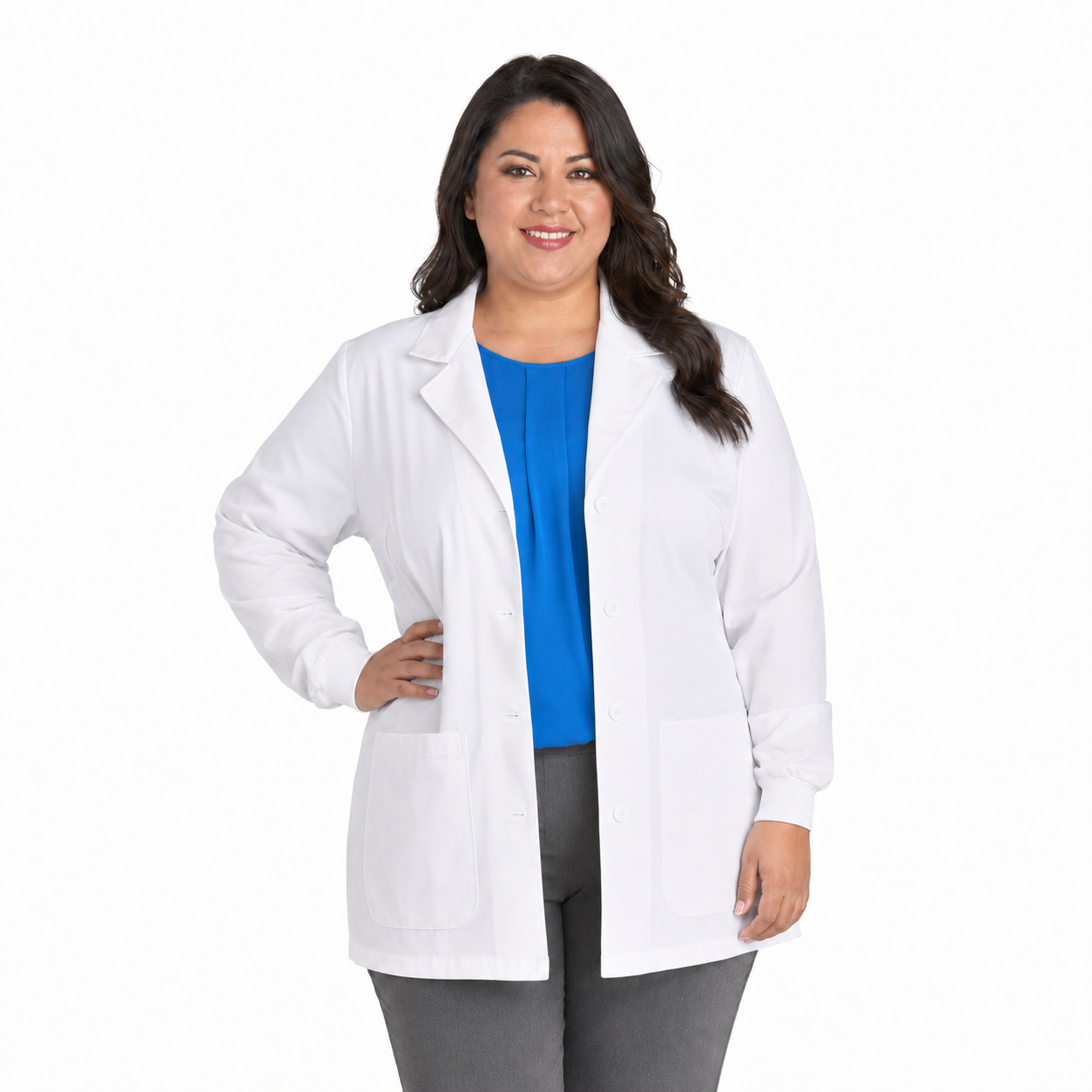 Bata corta médica Cherokee 1302 para mujer talla extra blanca, vista frontal con mano en cintura | color:blanca