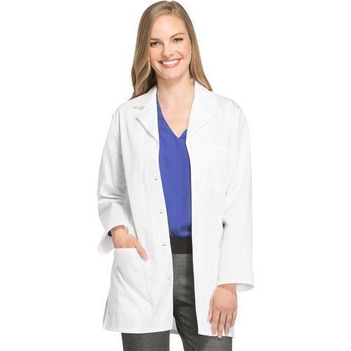 Bata corta médica Cherokee 1462 blanca en talla extra, vista frontal en modelo | color:blanca