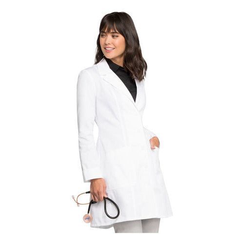 Bata larga médica Cherokee 2410 blanca, vista diagonal izquierda en modelo