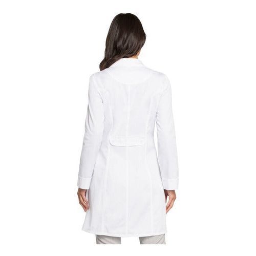 Bata larga médica Cherokee 2410 blanca, vista posterior en modelo | color:blanca