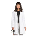 Bata larga médica Cherokee 2410 blanca, vista frontal en modelo | color:blanca