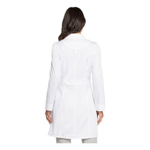 Bata larga médica Cherokee 2410 talla extra blanca, vista posterior en modelo