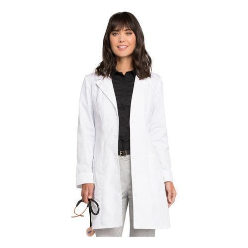 Bata larga médica Cherokee 2410 talla extra blanca, vista frontal en modelo | color:blanca