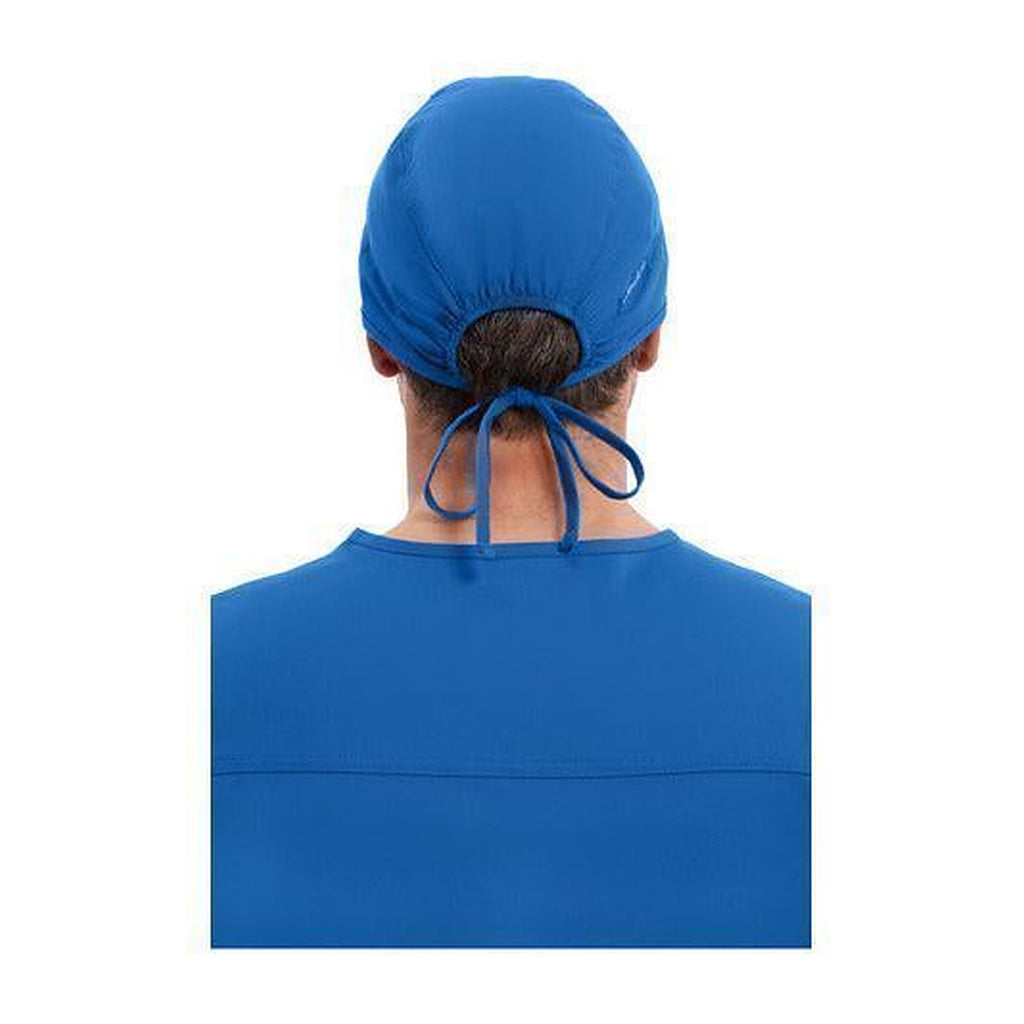 Gorro quirúrgico Cherokee 2506 unisex azul rey, vista posterior en modelo