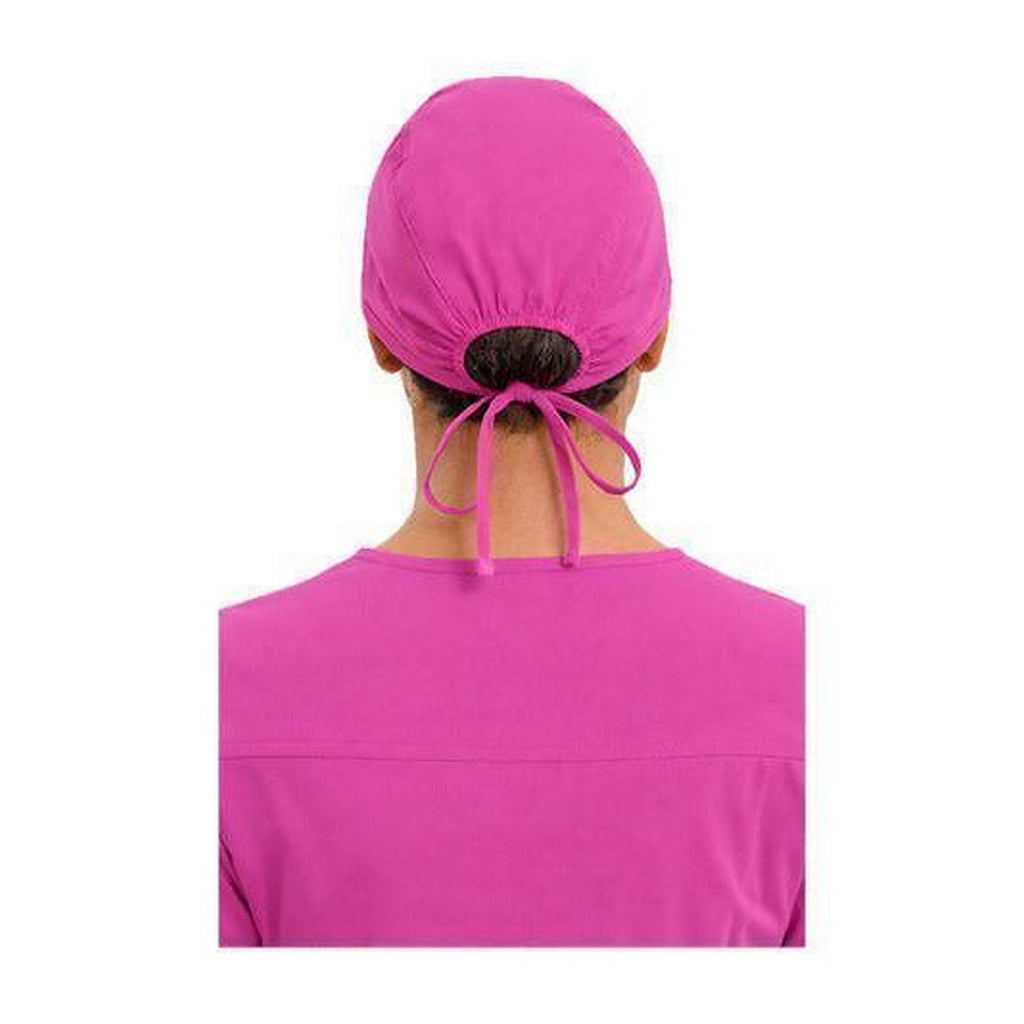 Gorro quirúrgico Cherokee 2506 unisex fiusha, vista posterior en modelo
