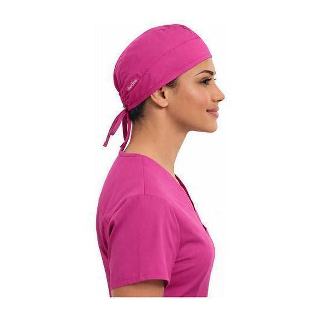 Gorro quirúrgico Cherokee 2506 unisex fiusha, perfil derecho en modelo