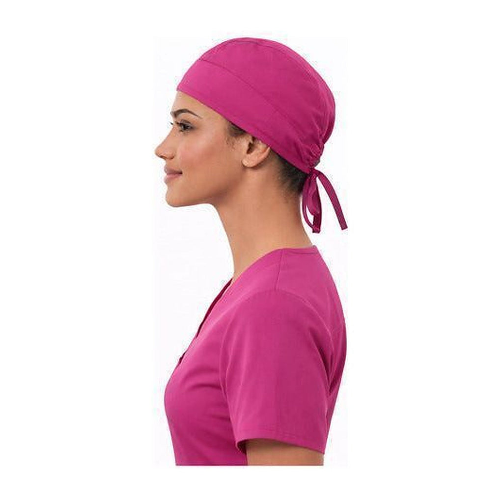 Gorro quirúrgico Cherokee 2506 unisex fiusha, perfil izquierdo en modelo