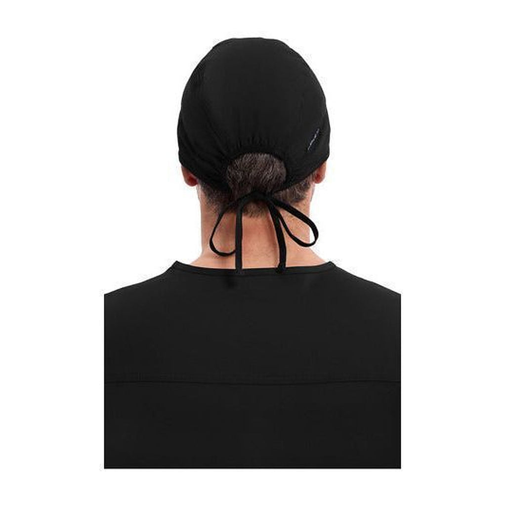 Gorro quirúrgico Cherokee 2506 unisex negro, vista posterior en modelo